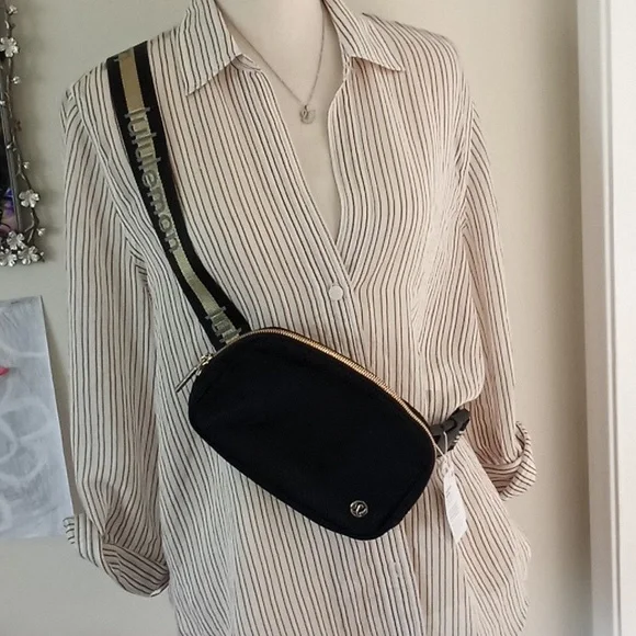 Lululemon gold logo crossbody belr bag - Picture 2 of 10